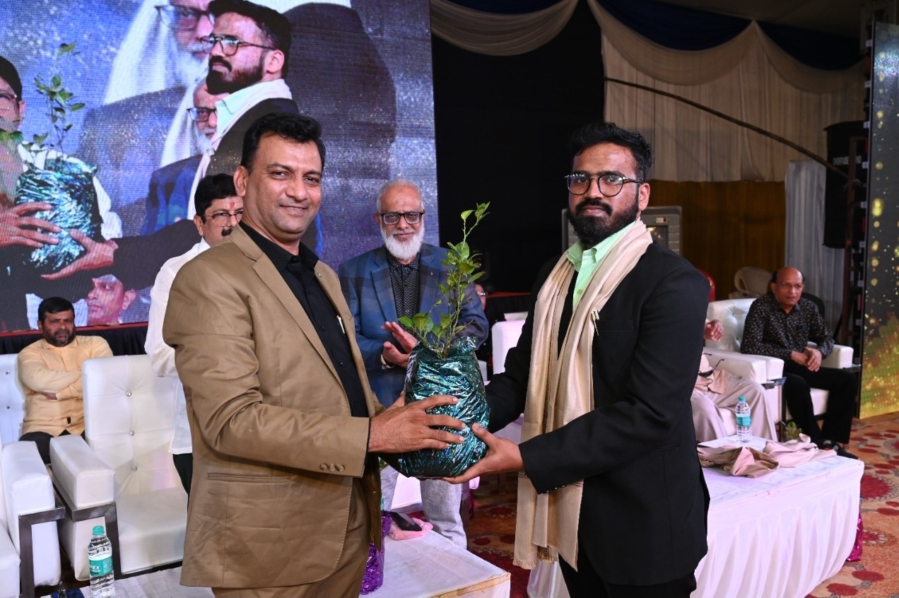 InnoVigyan team receiving award for educational innovation in Pune