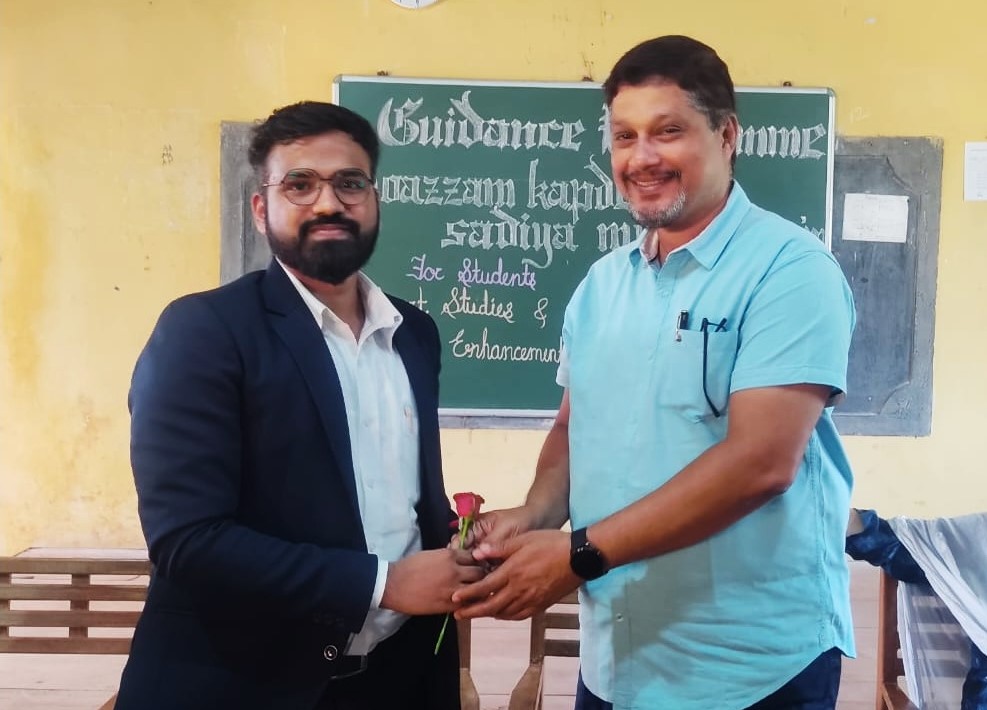 InnoVigyan founder accepting an award for youth development program