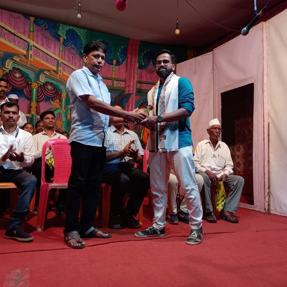 Group photo of InnoVigyan team with an excellence award