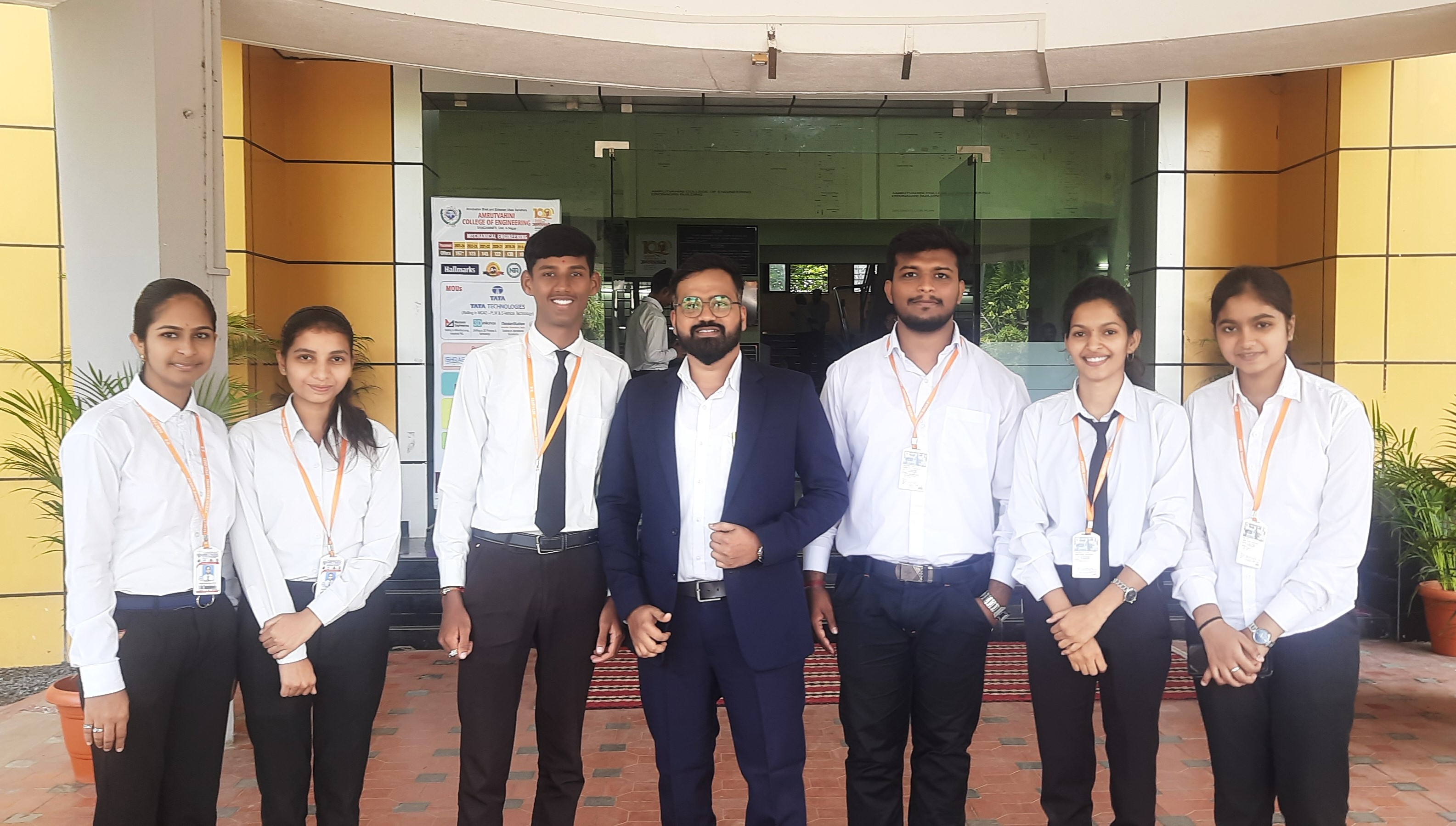 Happy student receiving a prize from InnoVigyan mentor