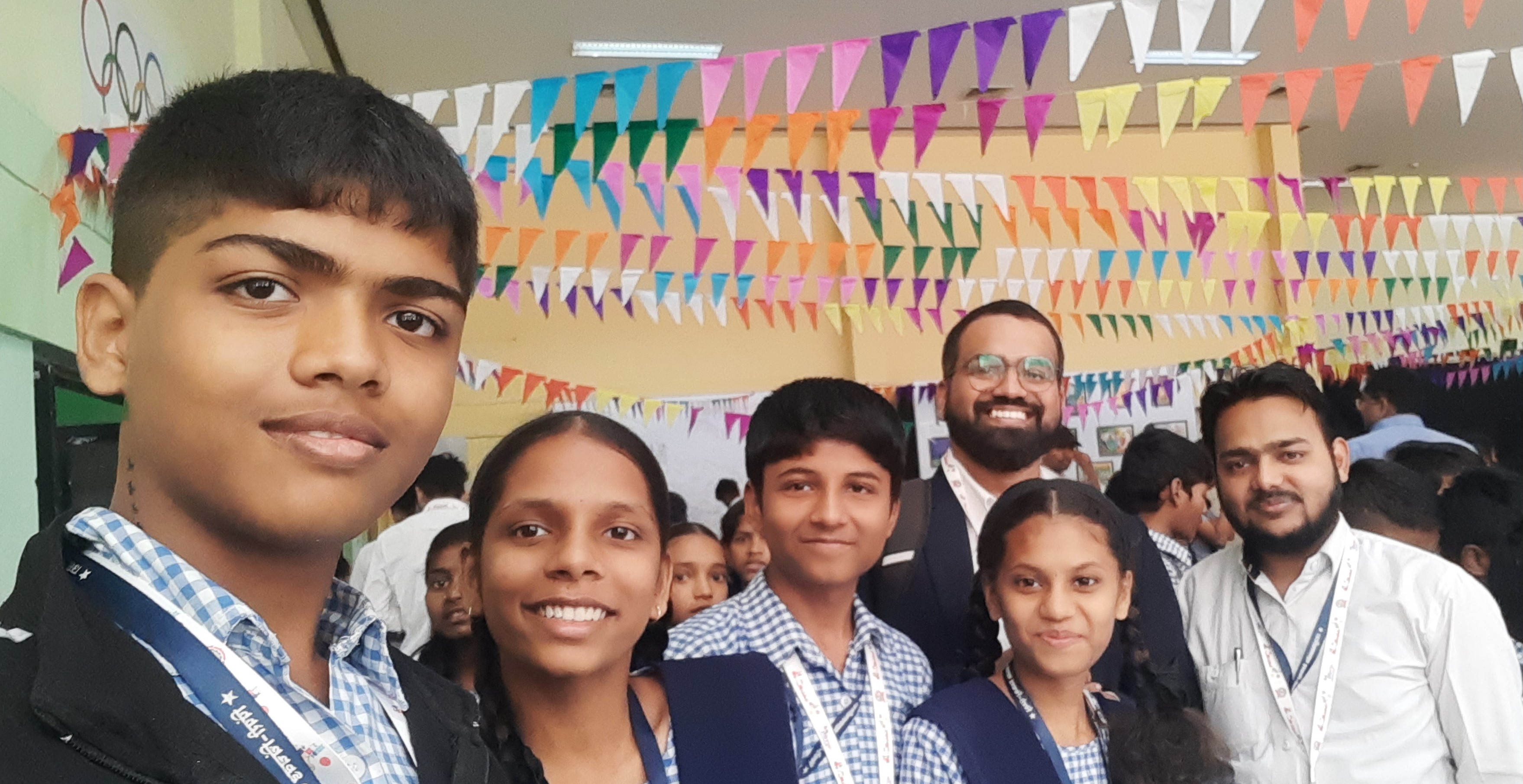 Happy student receiving a prize from InnoVigyan mentor